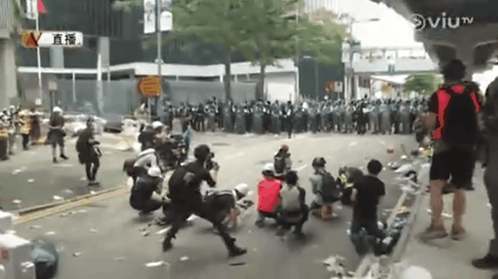 向記者投擲催淚彈失敗