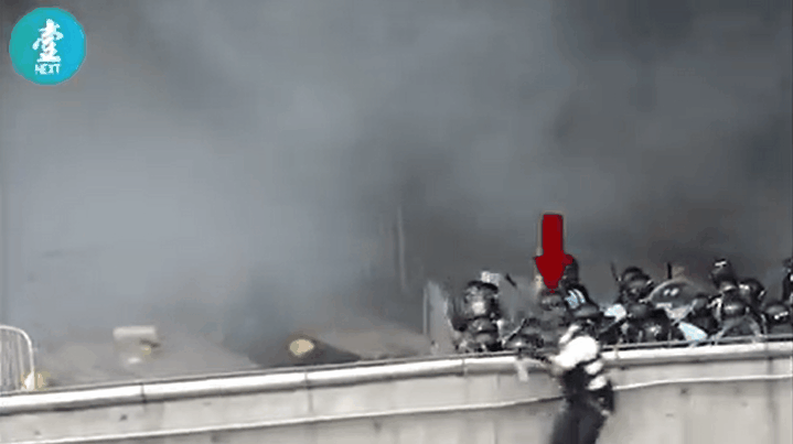 在記者背後偷襲 噴胡椒噴霧