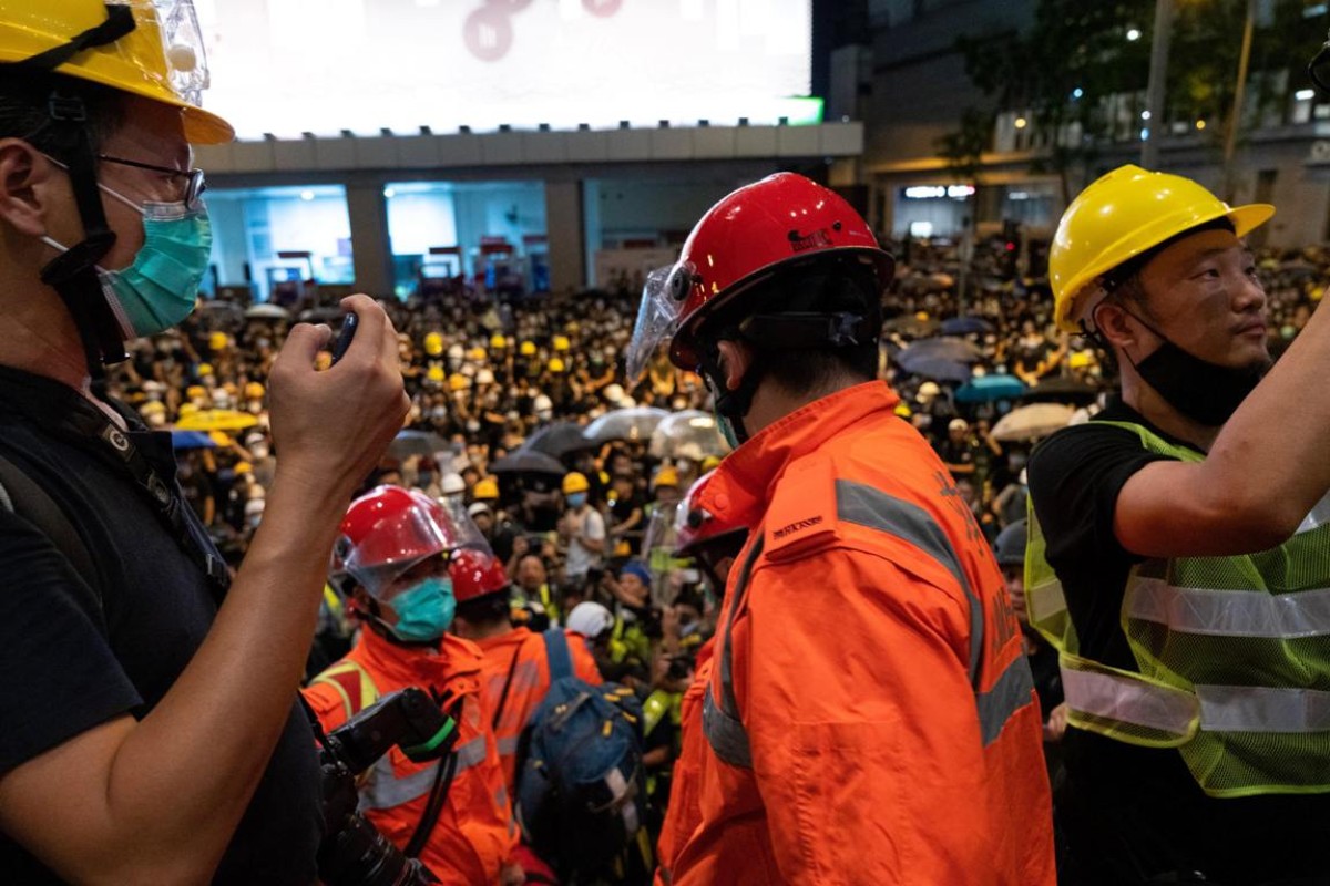 Police obstruct rescue with for 20 mins, refusing to open the gate