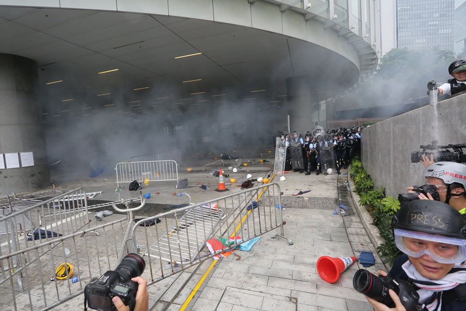 在記者背後偷襲 噴胡椒噴霧