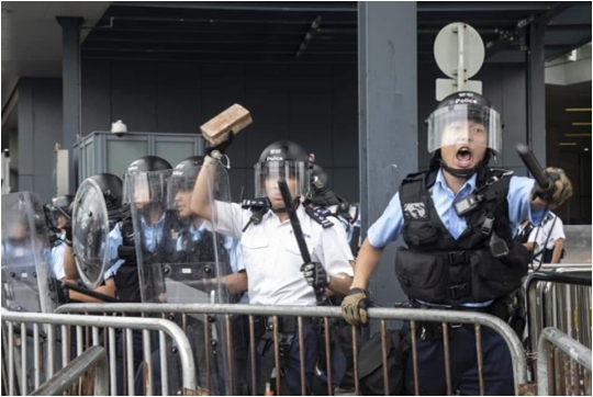 警察向示威者投擲磚頭鐵枝