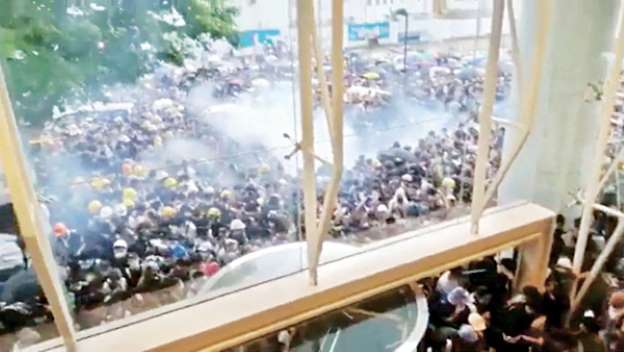 Police deployed Teargas and flanked protesters, risking stampede in the peaceful rally