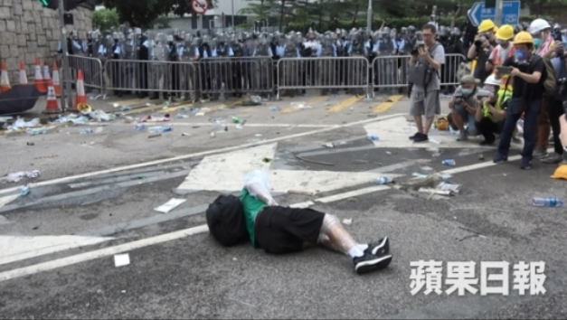 경찰은 쓰러진 시민을 끌어당긴다