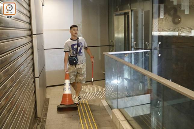 Undercover policeman exposed among protesters, pushed a female protester then ran back into HKPHQ