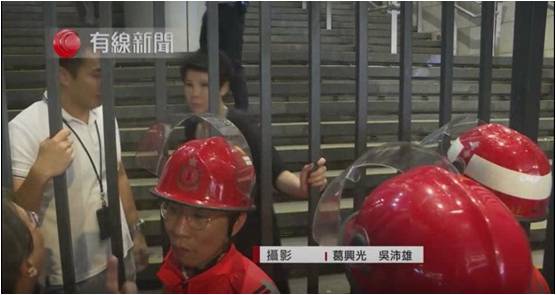 Police obstruct rescue with for 20 mins, refusing to open the gate