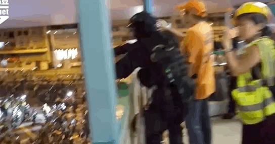 歩道橋から予告なくゴム弾を発射