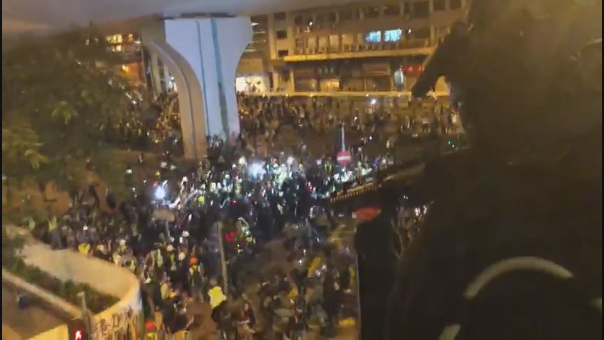 歩道橋から予告なくゴム弾を発射