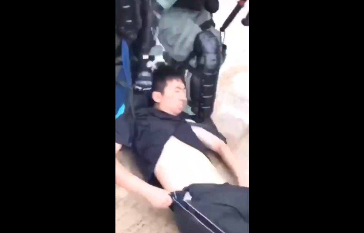 2019.08.24 Police dragged a protestor, beating him with batons