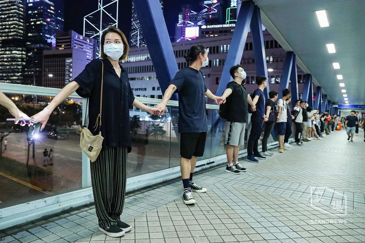 2019.08.23 バルト三国の経験をモデルに 十万人が港の両岸に「香港の道」を作る