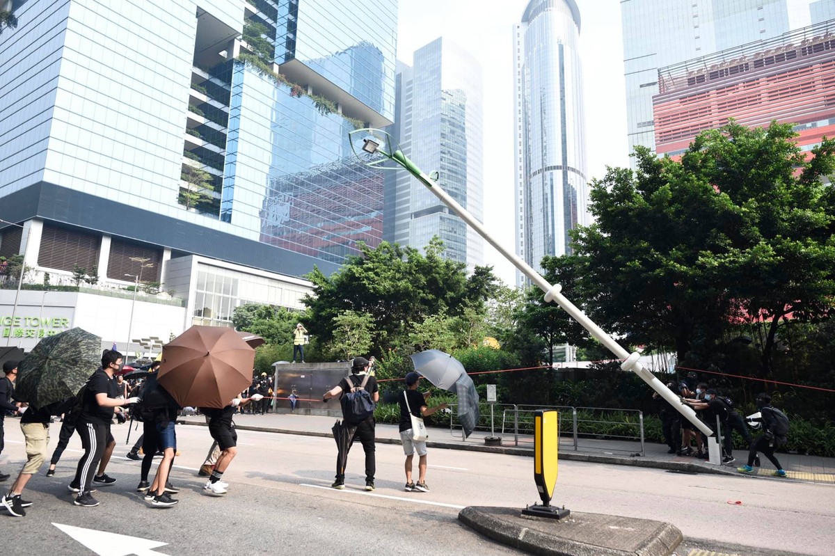 2019.08.24 觀塘大遊行 有示威者被橡膠子彈射中眼