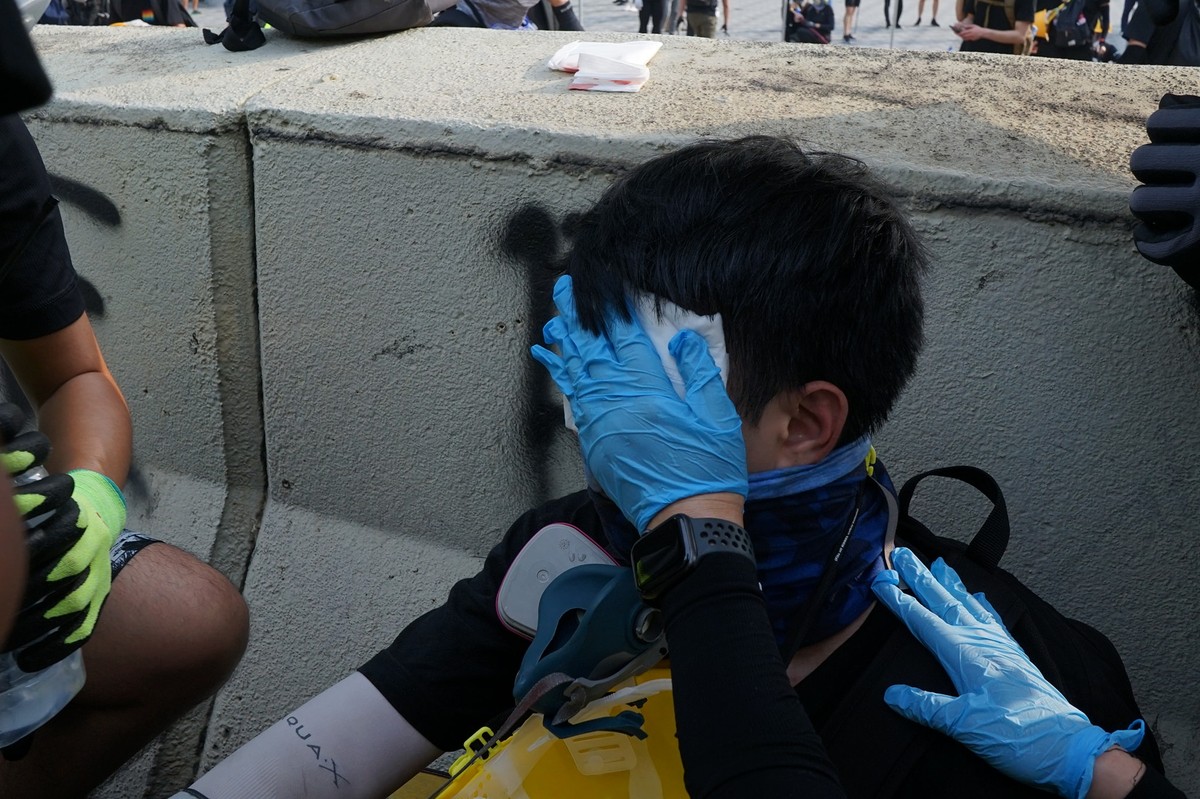 2019.08.24 觀塘大遊行 有示威者被橡膠子彈射中眼