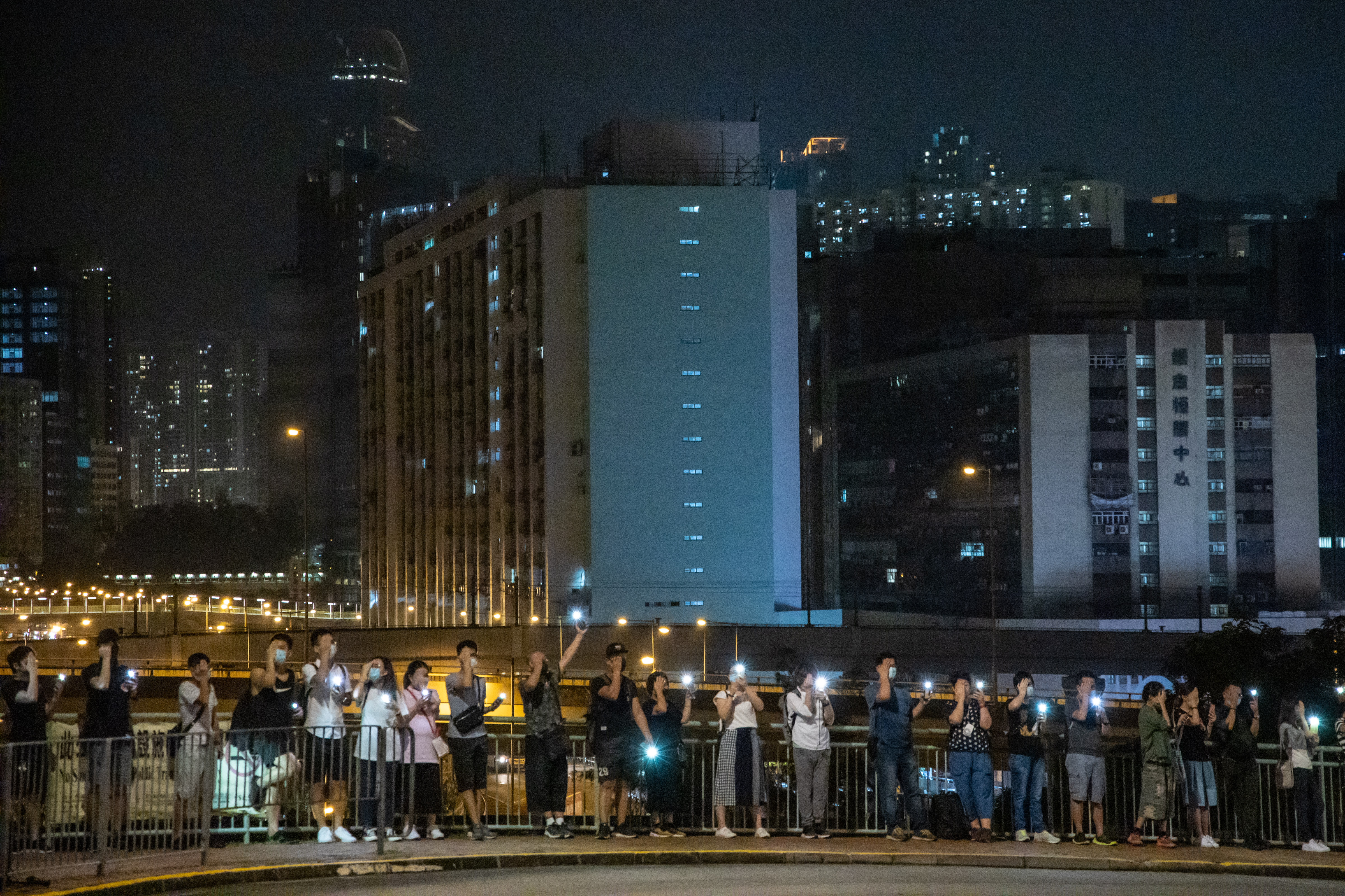 2019.08.23 バルト三国の経験をモデルに 十万人が港の両岸に「香港の道」を作る