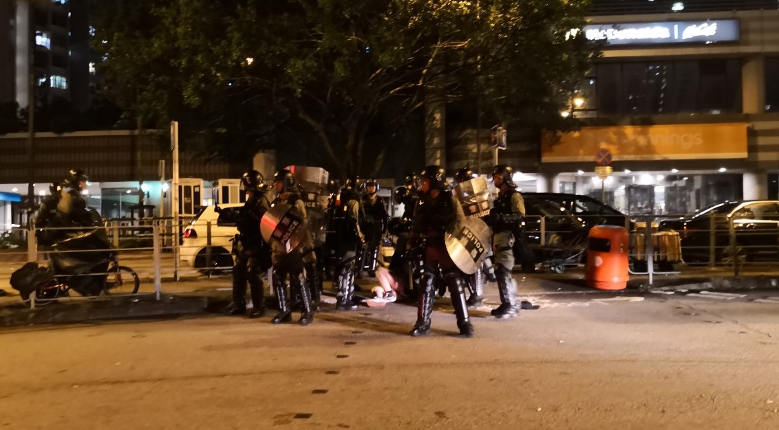 2019. 08. 05 Tin Shui Wai 경찰서. 남성경찰관들에게 끌려가는 여성 시위자.