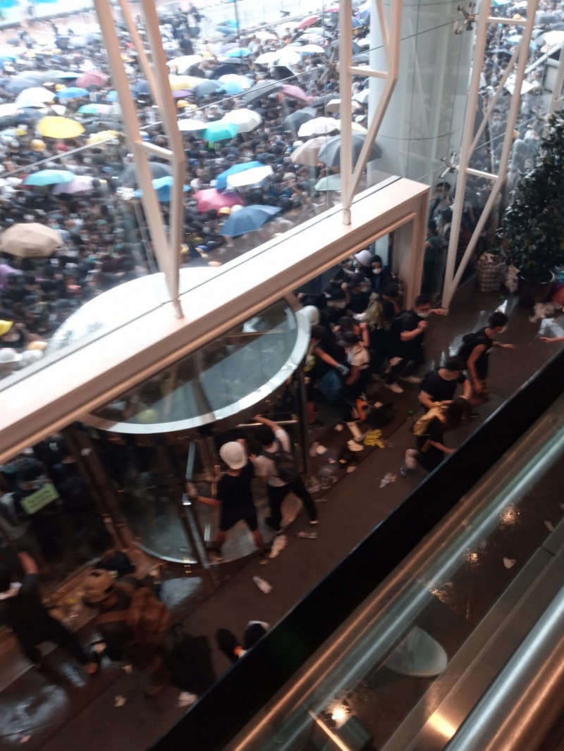 2019.06.12 警方催淚彈圍堵 示威者被困中信