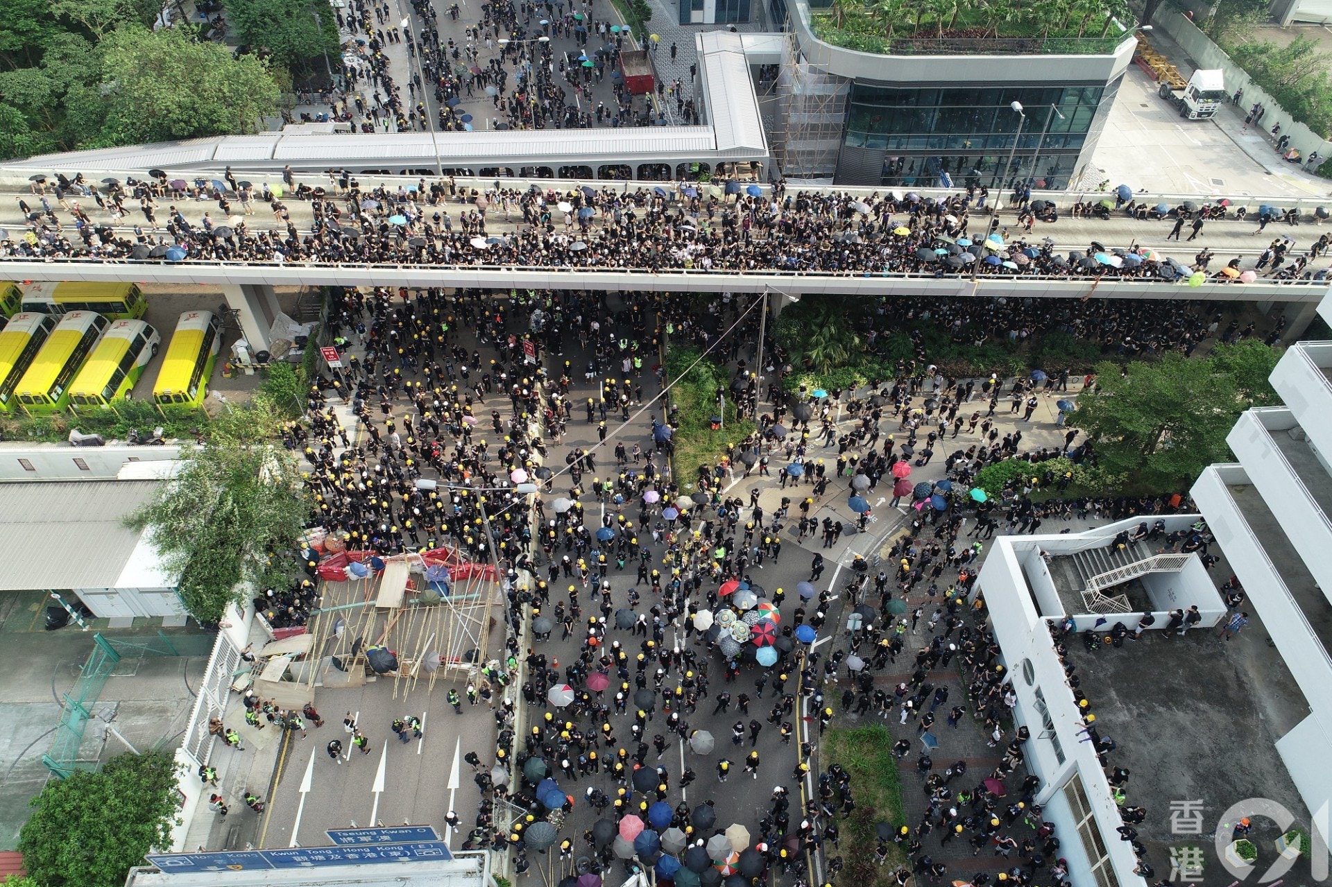 2019.08.24 觀塘大遊行 有示威者被橡膠子彈射中眼