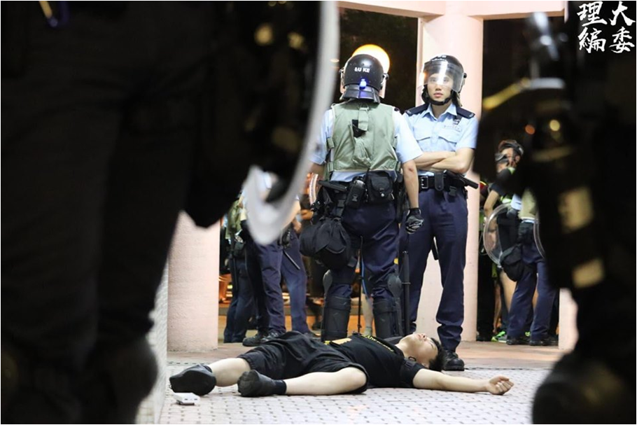 警察阻礙急救  在旁吹水