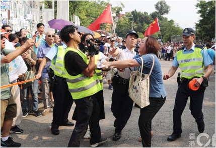 記者被藍絲廢老襲擊 警察放人