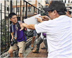 記者被藍絲廢老襲擊 警察放人