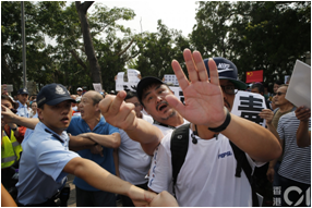 記者被藍絲廢老襲擊 警察放人