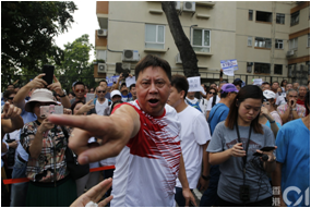 記者被藍絲廢老襲擊 警察放人