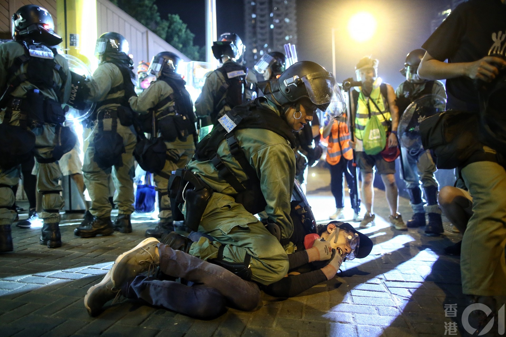 2019.08.24 觀塘大遊行 有示威者被橡膠子彈射中眼