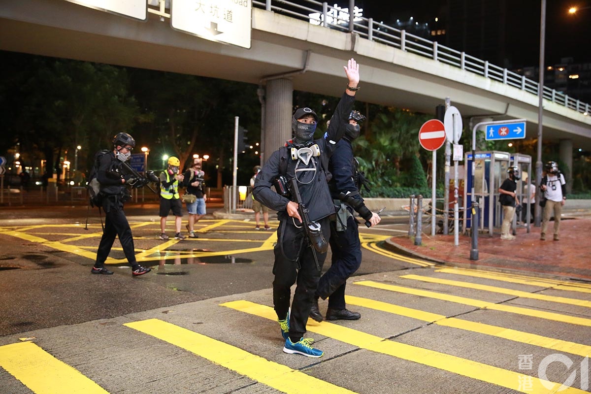 2019.08.31 香港警察、抗議者に偽装し暴力を振るうい 無抵抗な市民を連行