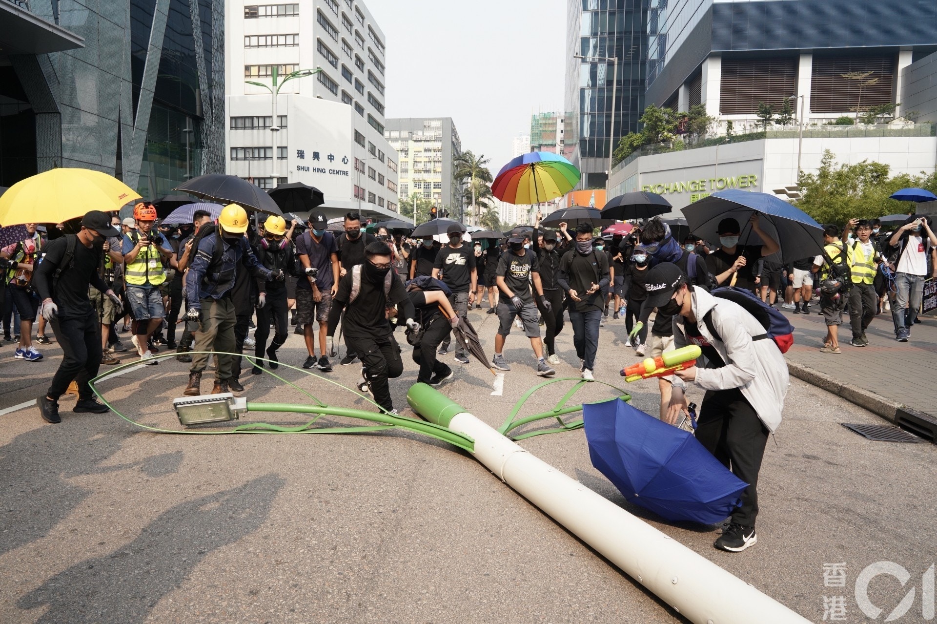 2019.08.24 觀塘大遊行 有示威者被橡膠子彈射中眼
