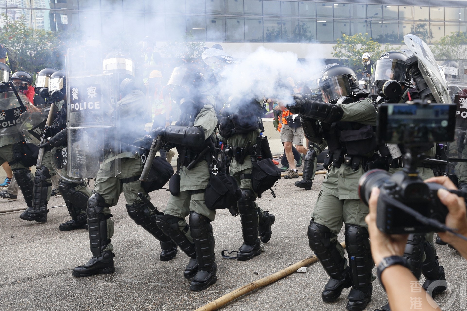 2019.08.24 觀塘大遊行 有示威者被橡膠子彈射中眼