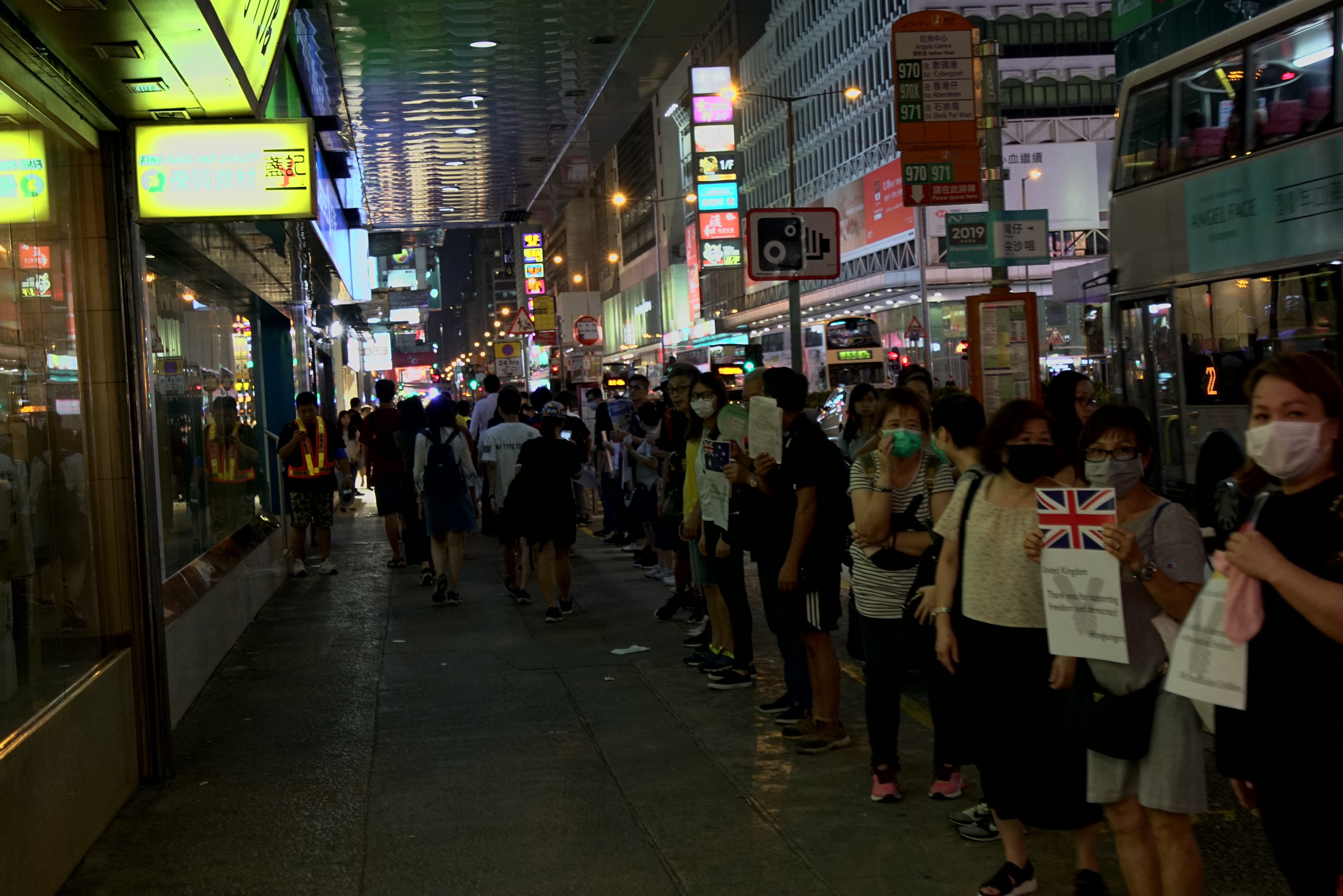 2019.08.23 バルト三国の経験をモデルに 十万人が港の両岸に「香港の道」を作る