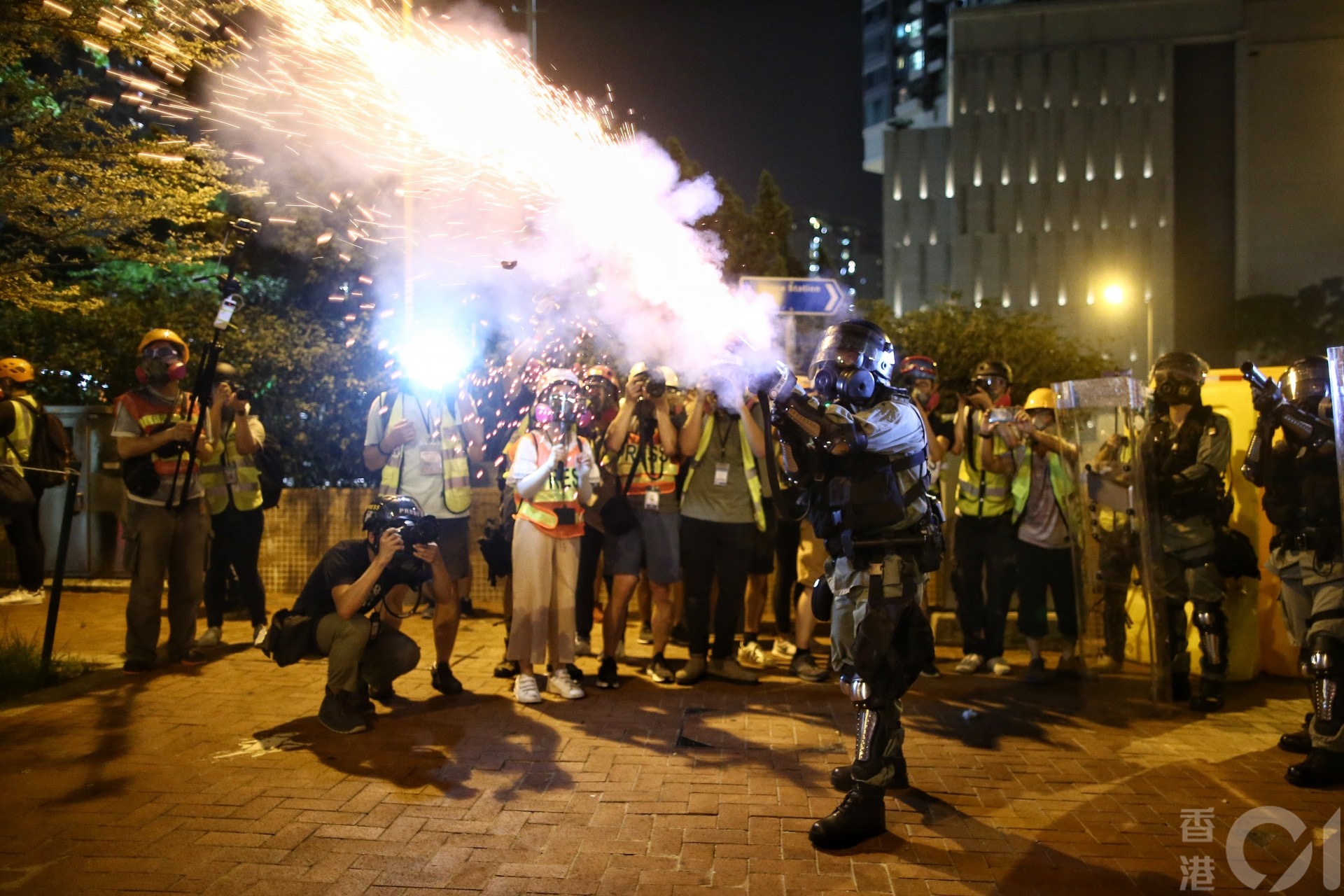 2019.08.24 觀塘大遊行 有示威者被橡膠子彈射中眼