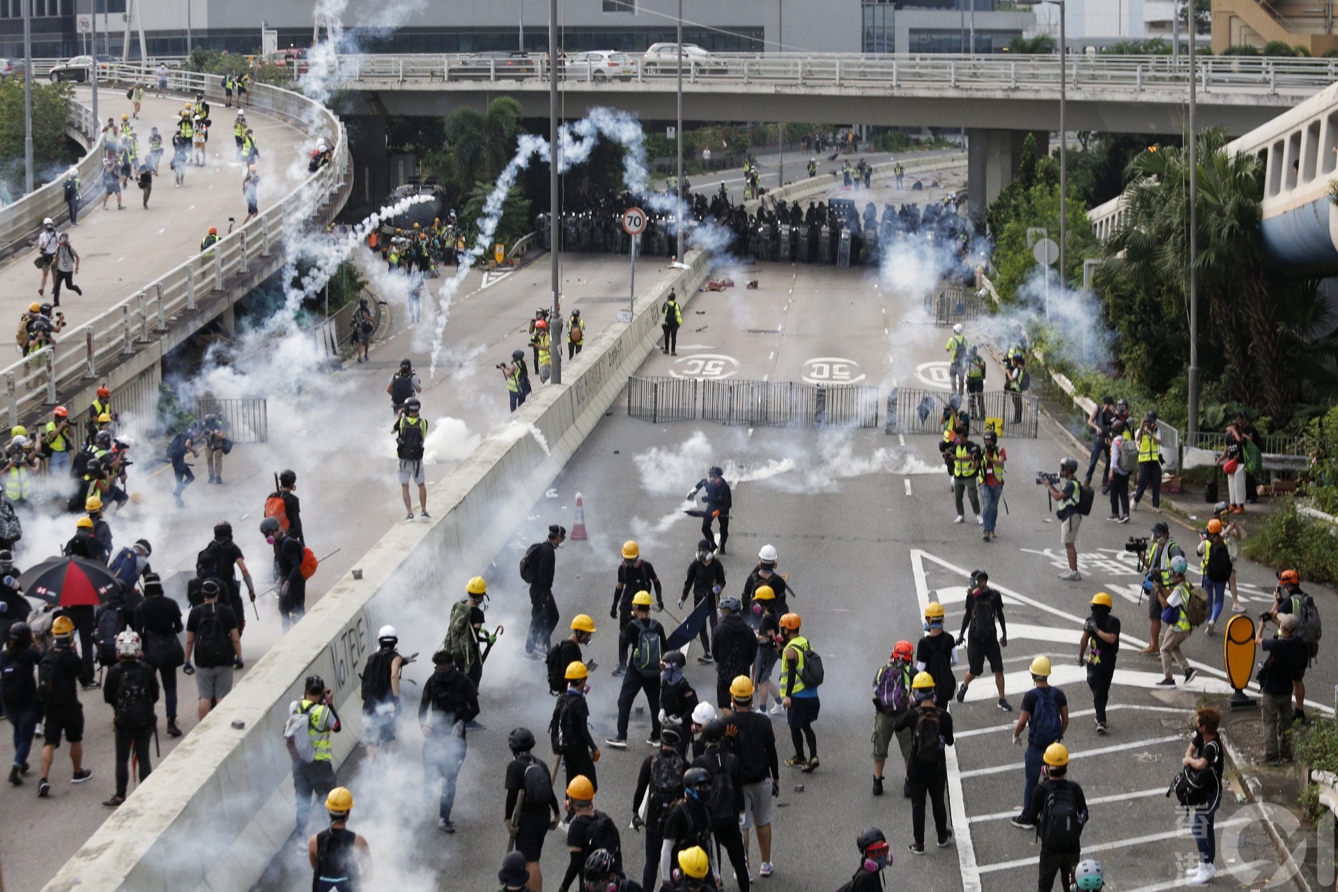 2019.08.24 觀塘大遊行 有示威者被橡膠子彈射中眼