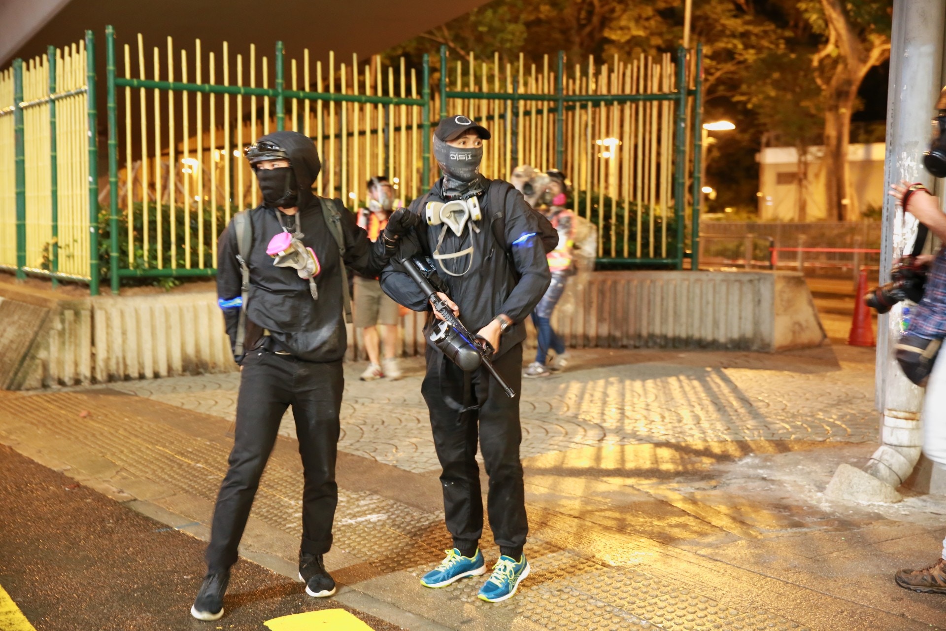 2019.08.31 香港警察、抗議者に偽装し暴力を振るうい 無抵抗な市民を連行