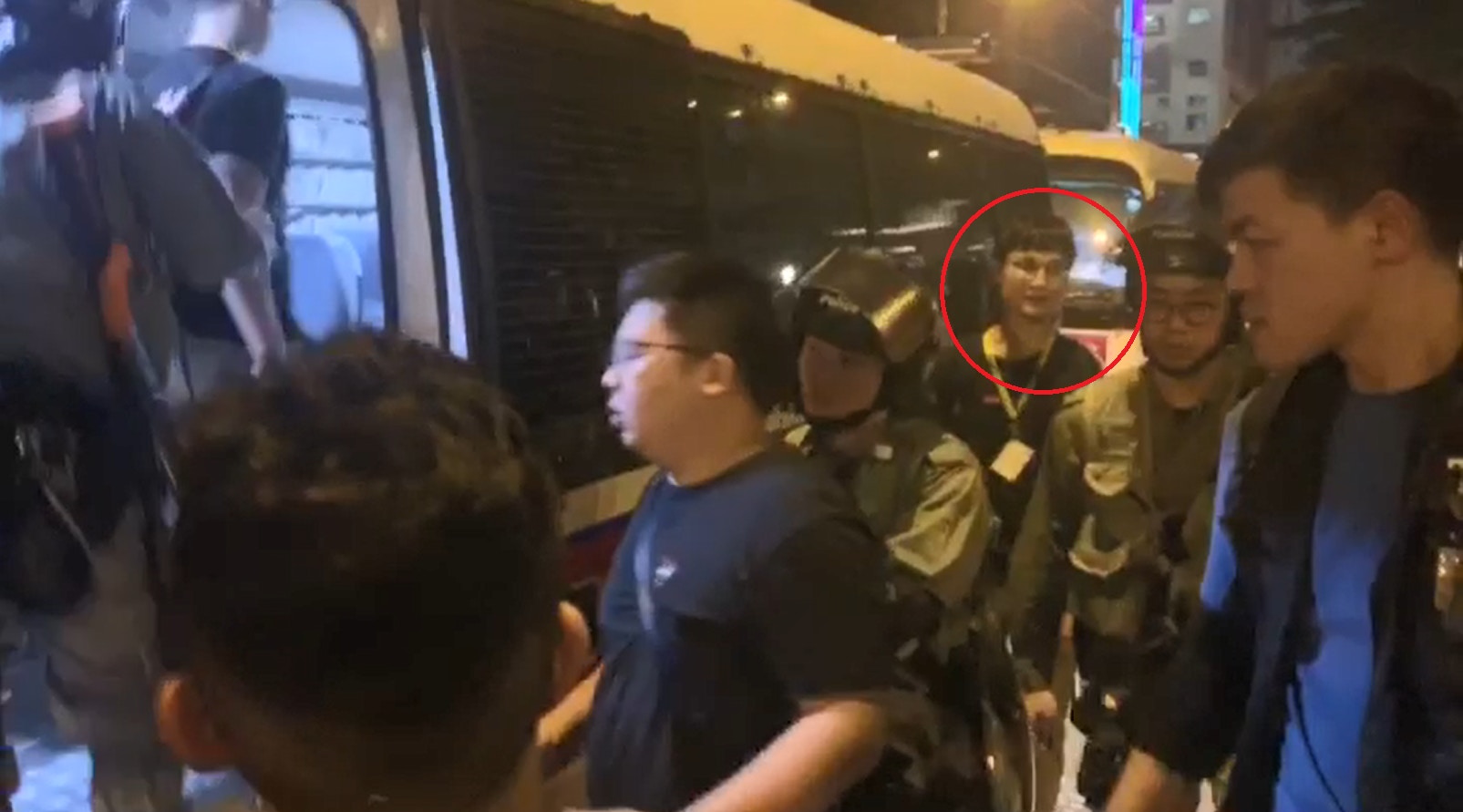 2019.08.24 觀塘大遊行 有示威者被橡膠子彈射中眼