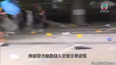 警察向示威者投擲磚頭鐵枝