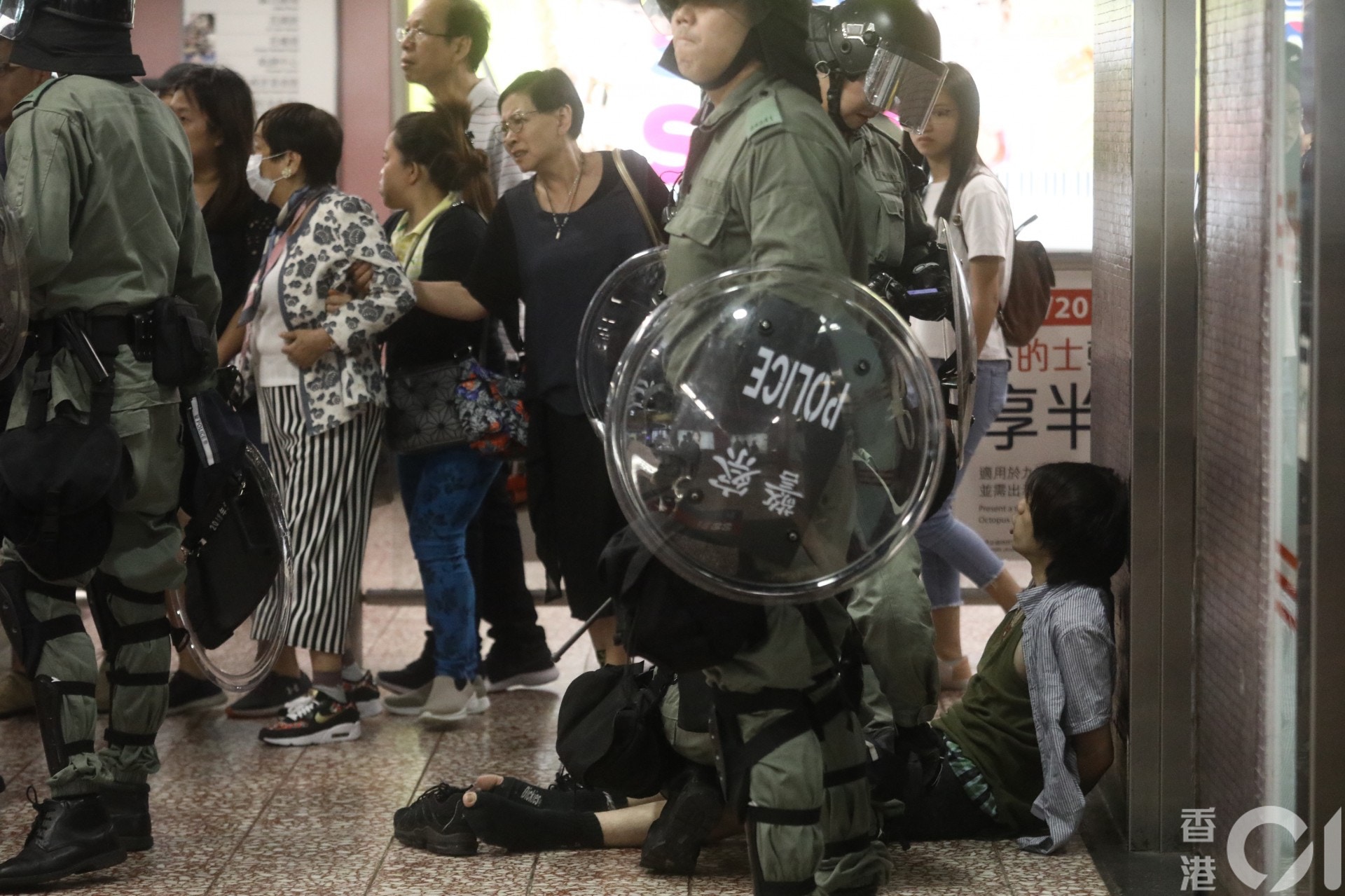 2019.08.31 速龍小隊闖進太子站用警棍毆打市民 阻止傷者接受治療