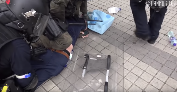 특별전술소대 아무 무기없는 시민들을 둘러싸 때린다