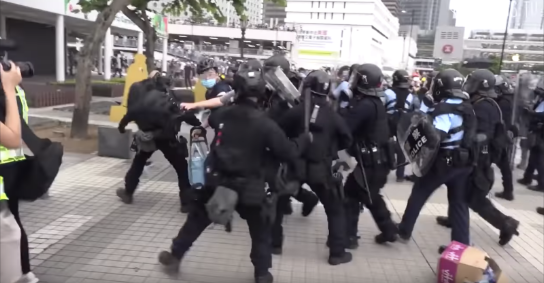 특별전술소대 아무 무기없는 시민들을 둘러싸 때린다