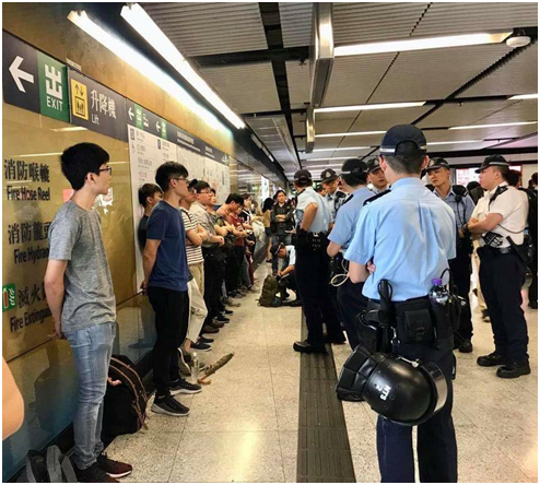 無理一字排搜身