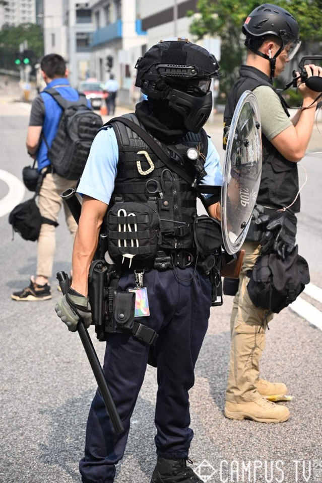防暴警完全遮蓋臉部 未有顯示委任證 但外露八達通