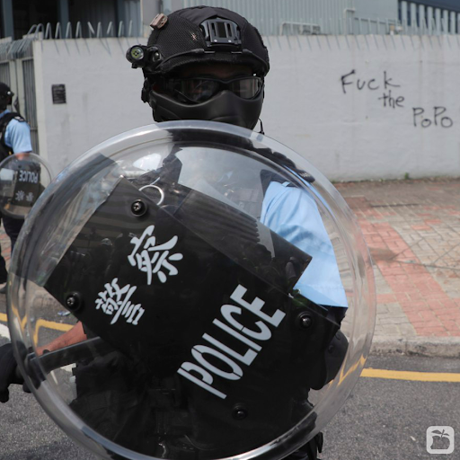 防暴警完全遮蓋臉部 未有顯示委任證 但外露八達通