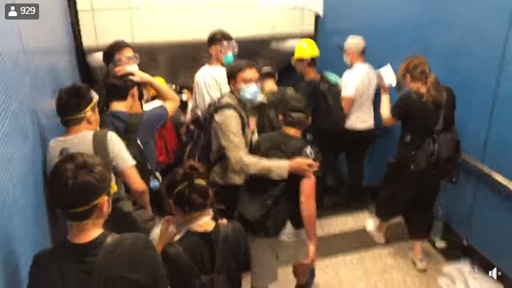 駅内に向けてペッパースプレー