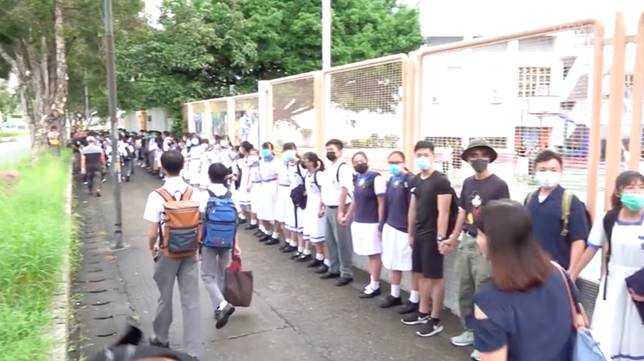2019.09.05 Tuen Mun Students Formed Human Chain to Support Arrested Classmate and Protest Against Police Abuse of Authority