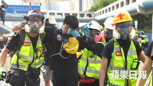 瞄準抗爭者頭部 開槍發射橡膠子彈