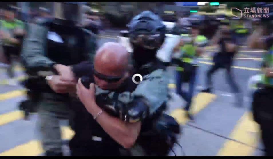 Police officer pepper sprayed and arrested a middle-aged man who scolded the police with a self-inflicted crime of “contempt of police”.