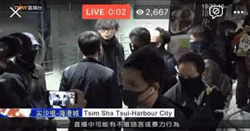 警察は市民のマスクを乱暴に外した上に頬を弄り 公の場での秩序撹乱と無実の罪を着せた