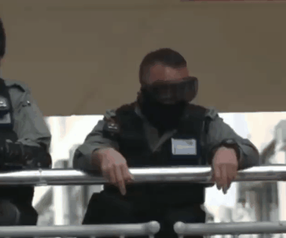 勤務期間中に職務怠慢 覆面警察官は市民にファックサイン