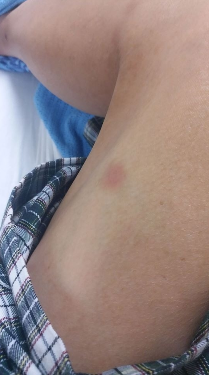 마스크 쓰는 여자가 신분증 없어서 종죄범 듯이 체포, 무릎으로 허벅지 및 허리를 누르며 쇠줄로 묶이고