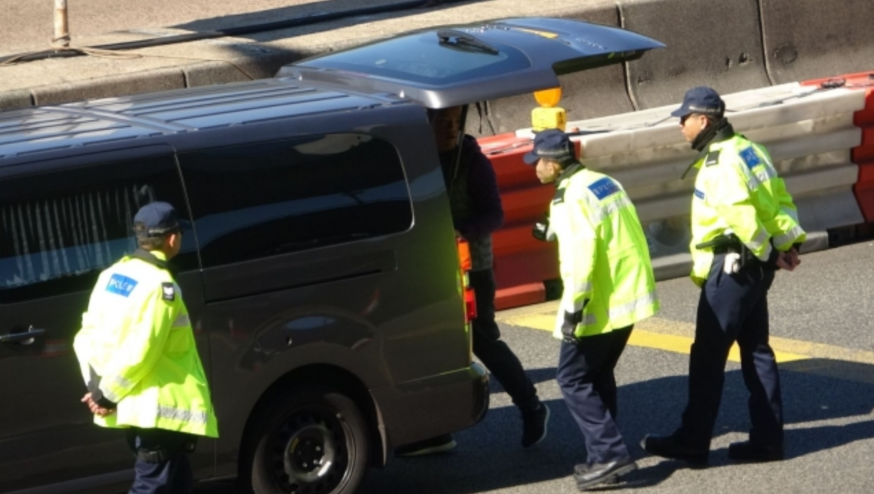 デモ開始前交通妨害 警察当局は5車線封鎖