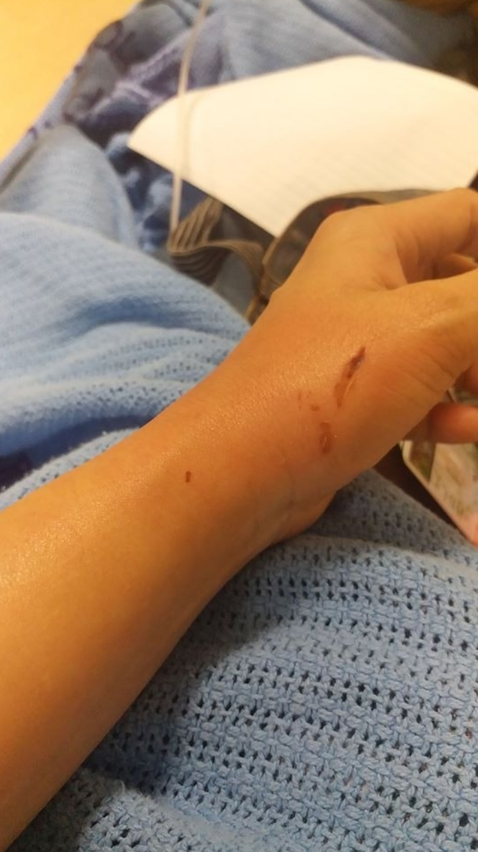 마스크 쓰는 여자가 신분증 없어서 종죄범 듯이 체포, 무릎으로 허벅지 및 허리를 누르며 쇠줄로 묶이고