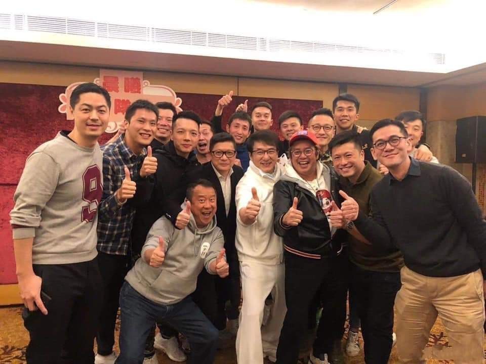 Police violant des lois pendant un dîner avec les célébrités